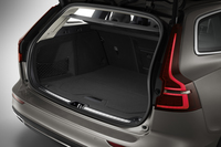 荷室容量は529リッターで、1441リッターまで拡大できる。フロアはフラットな仕上げ。