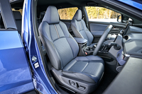 シート表皮はぜいたくなナッパレザー。着座位置は少々高めだが、ホールド性は高い。