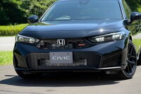 外装ではヘッドランプリングやウィンドウモール、ドアミラー、アンテナ、エキパイフィニッシャーなど各所をブラックでコーディネート。前後に赤い「RS」のエンブレムが装着される。