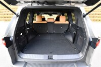 「LX600」（7人乗り仕様）の3列目シートを格納した荷室。この状態ではゴルフバッグが5つ収納できる。