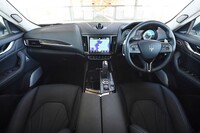 “上質なフィニッシュ”を誇る「レヴァンテGT」のインテリア。優雅な曲線を描く有機的デザインでまとめられている。