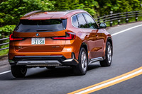 固定減衰サスペンションが採用される「X1 xDrive20i xライン」の最低地上高は205mm。今回の試乗では、ロール剛性が高く安定した水平姿勢を保つ、いかにもBMWらしいコーナリングフォームが確認できた。