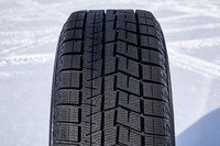 氷上と雪上のグリップ力をバランスさせた非対称パターンや新開発の「クワトロピラミッドディンプルサイプ」「ダブルマイクログルーブ」といった横浜ゴム独自の技術を採用する「アイスガード6 iG60」。