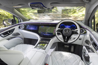 インストゥルメントパネルに3枚のスクリーンを並べた「MBUXハイパースクリーン」を標準装備。クリスタルホワイトとシルバーグレーのインテリアは「ファーストクラスパッケージ」との同時装着でしか選べない（総額で350万円近い）。