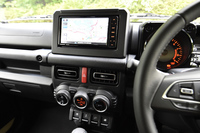 カーナビはオプション扱い。モニターのサイズは7インチ（写真）のほか、より正方形に近い8インチも選べる。