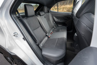 後席は「X」「U」を除いて4：2：4の3分割可倒式。センターアームレストには2個のボトルホルダーが装備される。