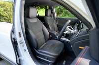 「AMGラインパッケージ」装着車に装備される、「レザーARTICO／MICROCUT」のシート。シート表面の65％、内部材料の85％に再生素材を用いている。