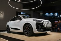 「アウディQ6スポーツバックe-tron」は、アウディのEVファミリーにおける新たな選択肢。ファストバックスタイルの採用により、Cd値はSUV版の0.28から0.26に改善。航続可能距離は656kmだ（WLTP計測値）。