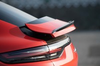 リアエンドに備わる可動式のスポイラーは車速やドライブモードに応じて最大135mm浮き上がる。車内から操作することも可能。