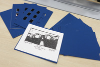 中身はこんな感じで、出展概要や展示車両の解説等が、立派な紙に印刷されて入っていた。USB世代の記者は、最近の取材現場で「資料はQRコードからダウンロードしてね」と言われて戸惑っている次第だが、さすがにこれは見たことがなかった。昔は、これを集めながらショー会場を駆けまわっていたのか。リゲインが何本あっても足りないな。