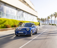 「MINIクーパーSE」の国内価格は531万円。購入に際しては、国や地方自治体の定める補助金制度が利用できる。