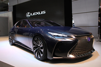 レクサスがセダンコンセプト、LF-FCを公開【東京モーターショー2015】