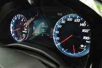 目盛りの数字が浮き上がって見える、アナログ式メーターパネル。センターには、大型のインフォメーションディスプレイが配される。