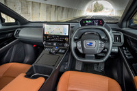 今回の改良では、楕円（だえん）型のステアリングホイールを新採用。「ET-HS」グレードでは、エアコンに車内の空気を清浄に保つ「ナノイーX」の機能が追加された。