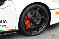 タイヤサイズは前が245/30ZR20（写真）で、後ろが305/30ZR20。タイヤの銘柄は「ピレリPゼロ コルサ」。