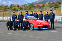 1990年式の「R32スカイラインGT-R N1耐久仕様車」と、同車のレストアに携わった日産名車再生クラブのメンバー。