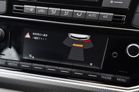 リアにはパークディスタンスコントロールが備わる。カメラ映像はないが、色と目盛りのついた警告を示すことで、障害物までの距離や方向を視覚的につかめる。