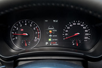 メーターパネルはセンターにカラーのマルチインフォメーションパネルをレイアウト。スピードメーターとタコメーターは針式で、後者は1000rpmごとの目盛りが立体的になっている。