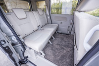 リアシートは左右独立して180mmのスライドとリクライニングが可能。座面下にヒーターダクトが配置されている。「PZターボスペシャル」グレードには、後部左側だけでなく右側パワースライドドアも標準で装備される。