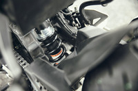 リアサスペンション（写真中央）は、車載工具で5段階のプリロード調整が可能。