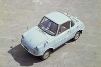 1960年に発売された「R360クーペ」。マツダは同車によって、四輪乗用車事業をスタートした。
