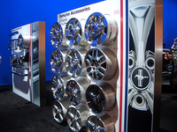 フォードの純正アフターパーツ。ホイールの最上段が20インチだ。フォードでも今後、22インチが出る模様。