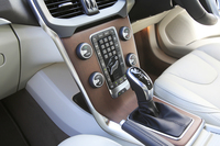 ボード状のセンターコンソールは、インテリアの特徴的なディテールだ。
    