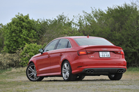 ボディーカラーは全7色。テスト車のは唯一のソリッドフィニッシュとなるブリリアントレッド。