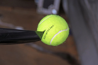 ハンガー内では、なぜか翼の先にテニスボールが差してある。鋭利な先端部に触れてけがをしたり、機体を壊したりしないようにする工夫なのだとか。