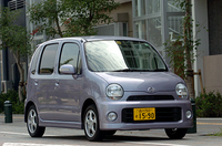 軽自動車では初めてという、ドアミラーに付くターンランプ。