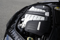 ボンネット下には、先代モデルから譲り受けたW型12気筒エンジンが収まる。環境に配慮したバイオエタノール混合燃料も使うことができる。