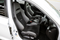 前席は、「S206」専用のRECARO製バケットタイプシート。ダークレッドの専用シートベルトが組み合わされる。