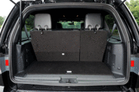 ラゲッジルームの容量は8人乗車時で523リッター。2列目シートと、電動格納式の3列目シートを倒せば、2925リッターまで拡大できる。（写真をクリックするとシートの倒れる様子が見られます）