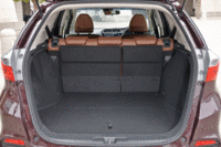 「ハイブリッドZ」のラゲッジルーム。本文中の“掃き出し”とは、荷室の床面と開口部に段差がない状態をさす。（写真をクリックすると、シートの倒れる様子が見られます）
    