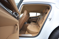 リアシートは他の「パナメーラ」と同様に左右独立の2座。乗車定員は4人。