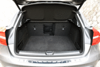 荷室の容量は、5人乗車時で421リッター。後席を倒せば、最大1235リッターにまで拡大できる。長尺物を積むためのスキーホールも備わる。（写真をクリックすると、シートの倒れるさまが見られます）
    