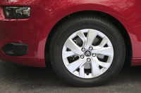 足元の仕様は6.5J×16インチのアルミホイールに、205/60R16サイズのタイヤの組み合わせ。同じ「エクスクルーシブ」でも、「グランドC4ピカソ」には205/55R17サイズのタイヤが装備される。
    