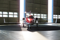 ハンガー内に運び込まれた「ホンダジェット」を真正面から撮影。主翼の上にエンジンを搭載するユニークな設計がよく分かる。
    