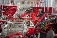 テスラ初の「ロードスター」がほとんど手作りだったのに対し、第2弾の「モデルS」はクーカー製のロボットでライン生産される。オイルを使わないせいか、工場は非常にクリーンな印象。