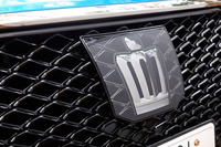 運転支援システム用のミリ波レーダーは、フロントグリルのエンブレムの内側に備えられている。