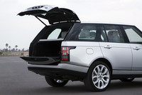 分割式のテールゲートは電動化され、リモコンキーのほか、テールゲート上のボタンや運転席からでも操作できる。