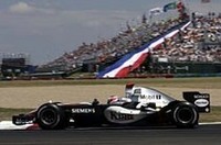 金曜日にエンジン交換せざるを得なかったキミ・ライコネンにとって、表彰台がもっとも現実的なターゲット。燃料を多く積載し13番グリッドからスタート。29周まで第1スティントを引っ張り、見事2位へのジャンプアップに成功した。10グリッド降格のペナルティさえなければ、レース展開はまったく違ったものになっていただろう。（写真＝メルセデスベンツ）