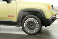 「ベクター4シーズンズ」を履いた「レネゲード トレイルホーク」は、土砂降りのなかでも、安心してステアリングを握ることができた。