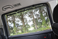 ベーシックグレードを除き、両側のスライドドアにはロールサンシェードが与えられる。