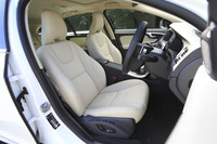 オプション「レザーシートパッケージ」を選択した「ボルボV60 D4 SE」の前席。シートヒーターも備わる。
    