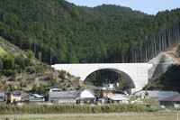 谷をまたいで突如出現した工事現場。高知県西部で。