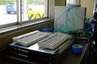 4本のアンテナは、建物内のサーバーに接続される