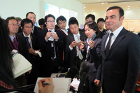 式典後の囲み取材では、国内での生産体制やエコカー戦略、三菱との提携と、さまざまな分野に話が及んだ。
