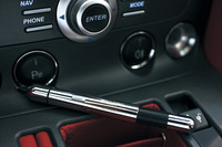 DBSではアダプティブ・ダンピング・システム（ADS）のモード切り替えスイッチが設けられていたセンターコンソール右下部分は、ADSの設定がないV8ヴァンテージでは空いてしまうので、代わりにスプリング機構で出し入れできる差し込み式のラミー社ボールペンが装備されている。