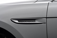 フロントフェンダーに設けられた「サイドパワーベント」。「ブラックパックS」を選択すると、ご覧のとおりここもブラックに。